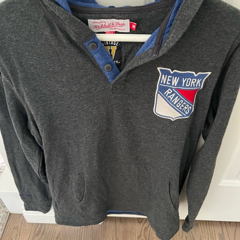 Mitchell Ness Rangers 3 button hooded Henley, men’s medium in perfect condition.